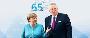 Enger Kontakt zur Bundesregierung. Peter Limbourg, Intendant der Deutschen Welle, beim Festakt zum 65. Bestehen des Senders mit Bundeskanzlerin Angela Merkel.