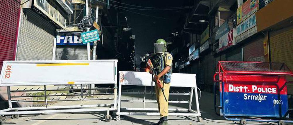 Geschlossen. Ein Polizist wacht über die Ausgangssperre in Srinagar. 