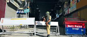 Geschlossen. Ein Polizist wacht über die Ausgangssperre in Srinagar.