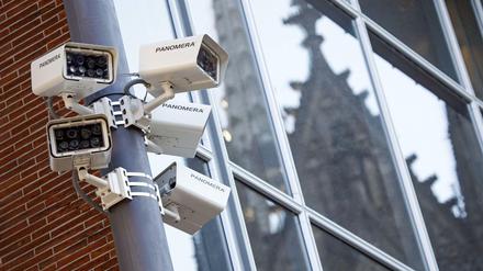 Hier werden Sie gesehen. Videoüberwachungskameras am Kölner Hauptbahnhof.
