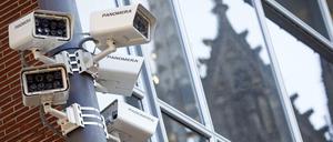 Hier werden Sie gesehen. Videoüberwachungskameras am Kölner Hauptbahnhof.