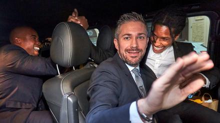 ASAP Rocky, rechts im Hintergrund, nach der Entscheidung des Gerichts in Stockholm