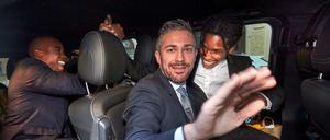 ASAP Rocky, rechts im Hintergrund, nach der Entscheidung des Gerichts in Stockholm