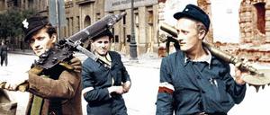 Allein gegen die Übermacht. Kämpfer der polnischen Heimatarmee auf einem kolorierten Bild aus dem Film „Warsaw Rising“. 