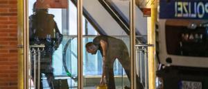 Duisburg: Polizisten sind aufgrund eines verdächtigen Gegenstandes in einem Einkaufszentrum im Einsatz. 