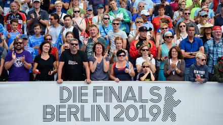 Kostete nur gute Stimmung. Fans auf bei den Deutschen Meisterschaft im Triathlon.