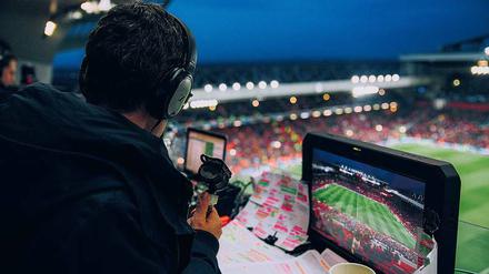 Den Überblick behalten: Jan Platte kommentiert für Dazn das Supercup-Spiel zwischen dem BVB und Bayern München.
