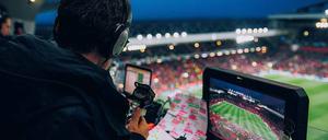 Den Überblick behalten: Jan Platte kommentiert für Dazn das Supercup-Spiel zwischen dem BVB und Bayern München.