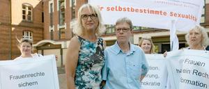 Vor Gericht. Die Ärztinnen Bettina Gaber und Verena Weyer. 