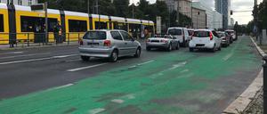 Verschwommen. Für die neue Radwegmarkierung an der Greifswalder Straße war der Starkregen am Freitag zu viel.