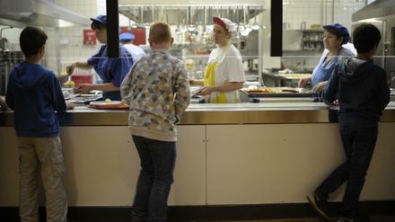 Essen für alle: Von der erste bis zur sechsten Klasse gab es von Montag an gebührenfreies Essen.