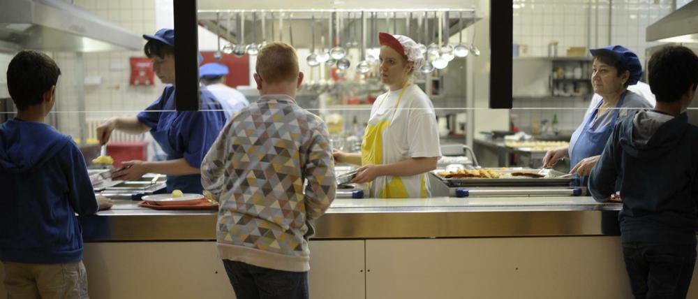 Essen für alle: Von der erste bis zur sechsten Klasse gab es von Montag an gebührenfreies Essen.