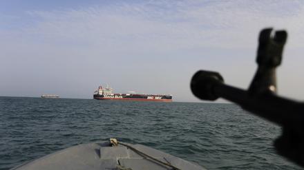 Ein Schnellboot der iranischen Revolutionsgarden steuert auf den unter britischer Flagge fahrenden Öltanker zu. 