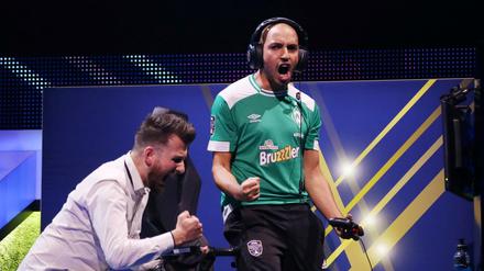 Gut gebrutzelt. Harkous (in Werder-Oufit) freut sich in der O2 Arena in London über den Erfolg im Halbfinale, später reichte es zum Titel. 