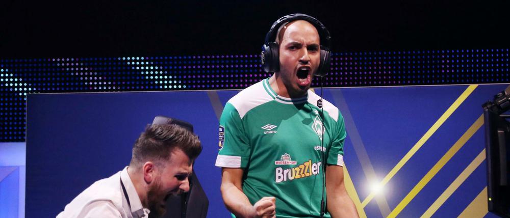 Gut gebrutzelt. Harkous (in Werder-Oufit) freut sich in der O2 Arena in London über den Erfolg im Halbfinale, später reichte es zum Titel. 