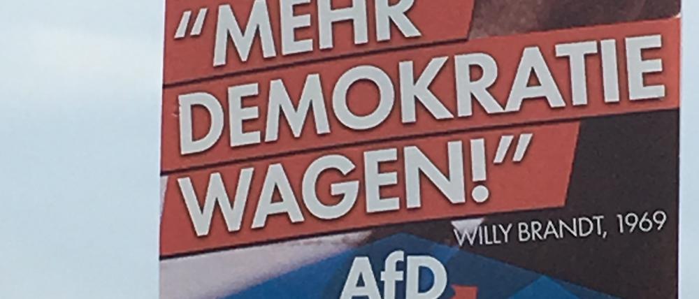 „Mehr Demokratie wagen!“ – Ein Plakat der AfD in Brandenburg.