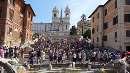 Archiv: Besuchermassen an der Spanischen Treppe in Rom.