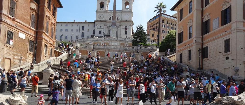 Archiv: Besuchermassen an der Spanischen Treppe in Rom.