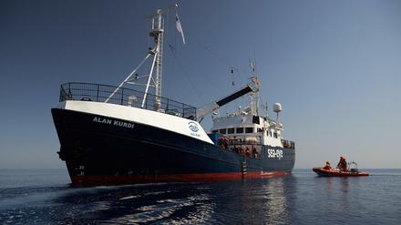 Dieses von der Seenotrettungsorganisation Sea-Eye zur Verfügung gestellte Foto zeigt das Seenotrettungsschiff "Alan Kurdi". 