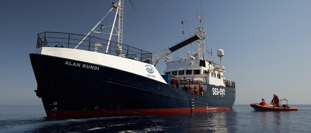 Dieses von der Seenotrettungsorganisation Sea-Eye zur Verfügung gestellte Foto zeigt das Seenotrettungsschiff "Alan Kurdi". 