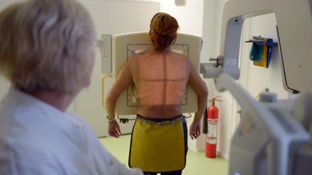 Das Röntgen des Brustkorbs gehört bei Tuberkulose-Verdacht zur Diagnostik.