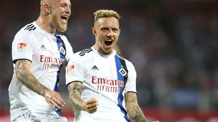 Jubelpose. Hamburgs Sonny Kittel bejubelt seinen Treffer. 