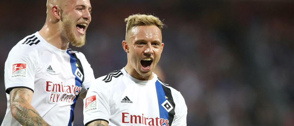Jubelpose. Hamburgs Sonny Kittel bejubelt seinen Treffer. 