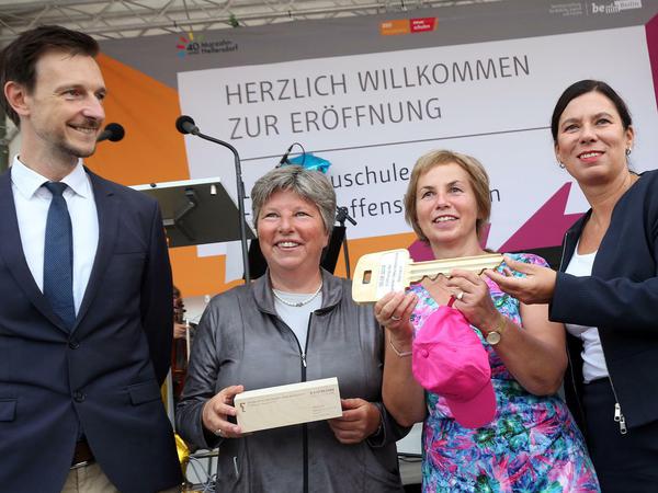 Schlüsselübergabe: Marzahn-Hellersdorfs Schulstadtrat Gordon Lemm, Bausenatorin Katrin Lompscher, Schulleiterin Sibylle Fricke, und Bildungssenatorin Sandra Scheeres.