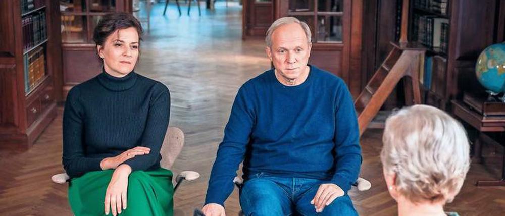 Jetzt noch mal von vorne. Doris (Martina Gedeck) hat die Nase voll. Georg (Ulrich Tukur) soll vor Zeugen sagen, was los ist.