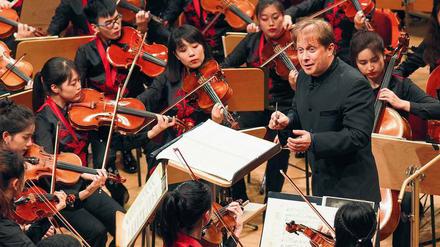 Zugewandt. Ludovic Morlot dirigiert das NYO-China. 