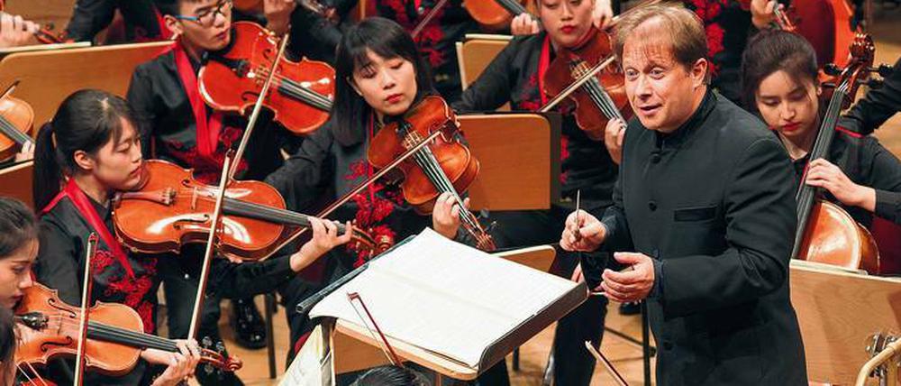 Zugewandt. Ludovic Morlot dirigiert das NYO-China. 