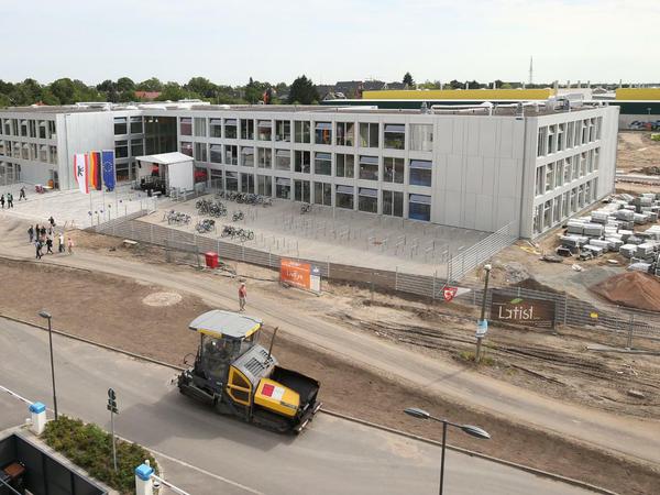 Klare Linien, bodentiefe Fenster: die neue ISS Mahlsdorf.