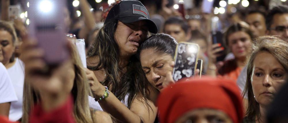 Trauer nach dem Massaker von El Paso. Derweil werden die Forderungen nach Abschaltung der Hass-Plattform 8chan, auf der die Tat angekündigt wurde, lauter.