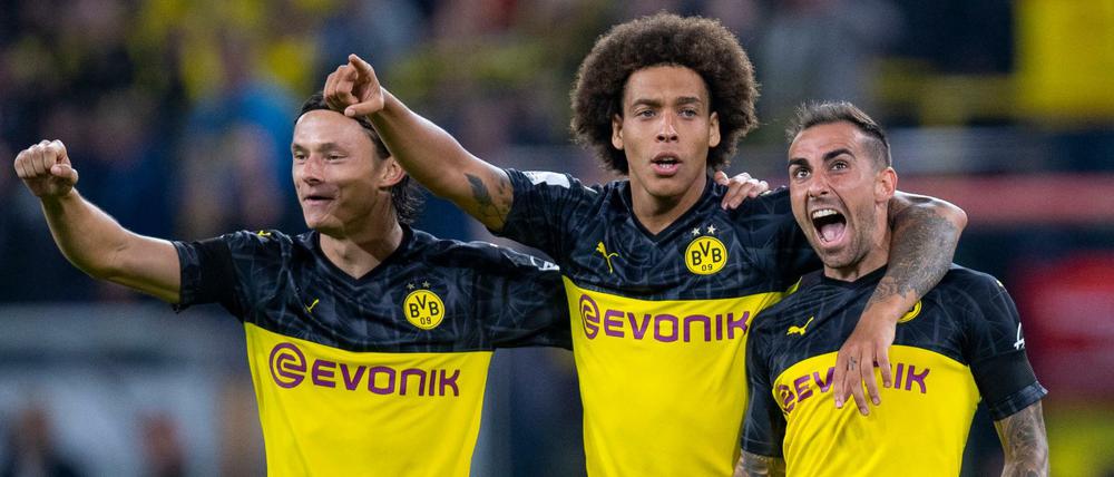 In Siegerpose. Dortmunds Paco Alcacer (rechts) bejubelt sein Tor zum 1:0 mit Axel Witsel (Mitte) und Nico Schulz.