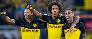In Siegerpose. Dortmunds Paco Alcacer (rechts) bejubelt sein Tor zum 1:0 mit Axel Witsel (Mitte) und Nico Schulz.