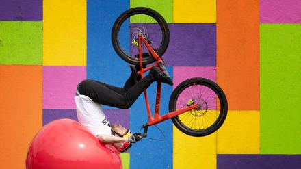 Bike-Trial-Profi Danny MacAskill führt einen Stunt auf.