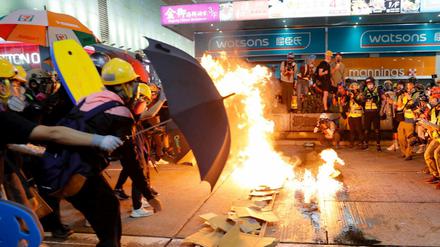 Hongkong: Demonstranten verbrennen Karton, um eine Barriere zu bilden. 