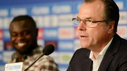 Ehrenratssache. Clemens Tönnies, hier neben Kritiker Gerald Asamoah, muss sich am Dienstag verantworten.