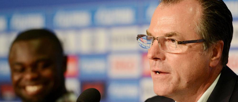 Ehrenratssache. Clemens Tönnies, hier neben Kritiker Gerald Asamoah, muss sich am Dienstag verantworten.