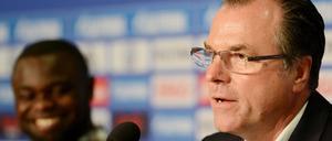 Ehrenratssache. Clemens Tönnies, hier neben Kritiker Gerald Asamoah, muss sich am Dienstag verantworten.