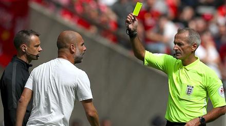 Pep Guardiola gefällt das nicht. In der Premier League und Bundesliga werden Trainer künftig nach vier Gelben Karten gesperrt.