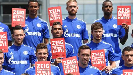 Die Schalker Mannschaft beteiligt sich immer wieder an Aktionen wie "Zeig Rassismus die Rote Karte".