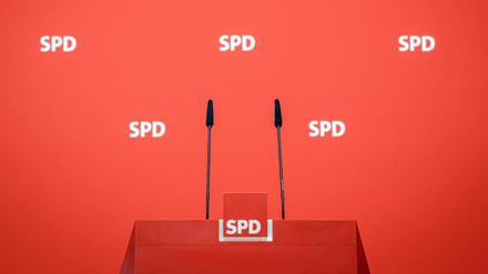 Das leere Pressepult der SPD in der Parteizentrale in Berlin
