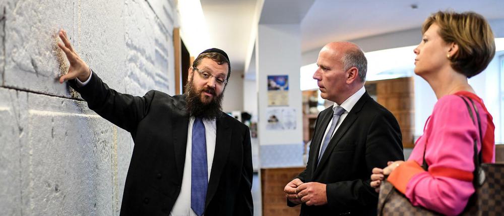 Der kürzlich attackierte Rabbiner Yehuda Teichtal (l.) mit Berlins CDU-Chef Kai Wegner und Cornelia Seibeld (CDU).