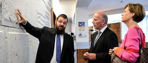Der kürzlich attackierte Rabbiner Yehuda Teichtal (l.) mit Berlins CDU-Chef Kai Wegner und Cornelia Seibeld (CDU). 