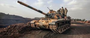 Die türkische Armee hat Truppen an der Grenze zu Syrien zusammengezogen.