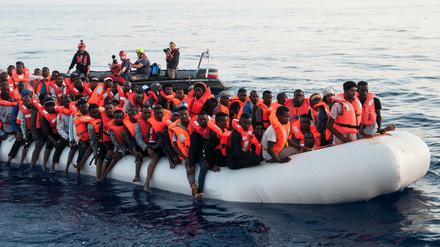 Rettung vor dem Ertrinken: Flüchtlinge auf einem Schlauchboot werden werden vom Rettungsschiff der deutschen Organisation Mission Lifeline aufgenommen.