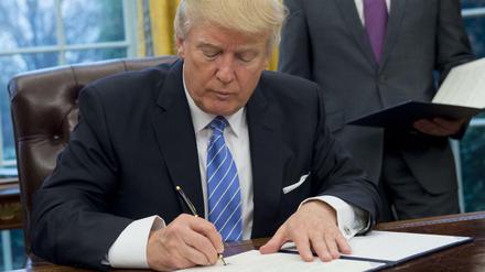 Gut im Kaputtmachen: US-Präsident Donald Trump zieht die USA aus dem TPP-Freihandelsvertrag heraus.