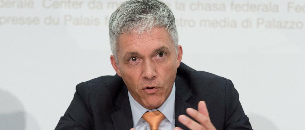 Der Schweizer Bundesanwalt Michael Lauber steht wegen Verwicklungen bei den Fußball-Ermittlungen seiner Behörde in der Kritik.