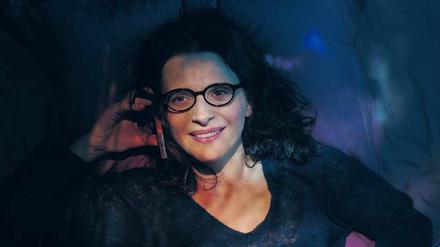 Die Literaturdozentin Claire (Juliette Binoche) gibt sich als junge Praktikantin aus.